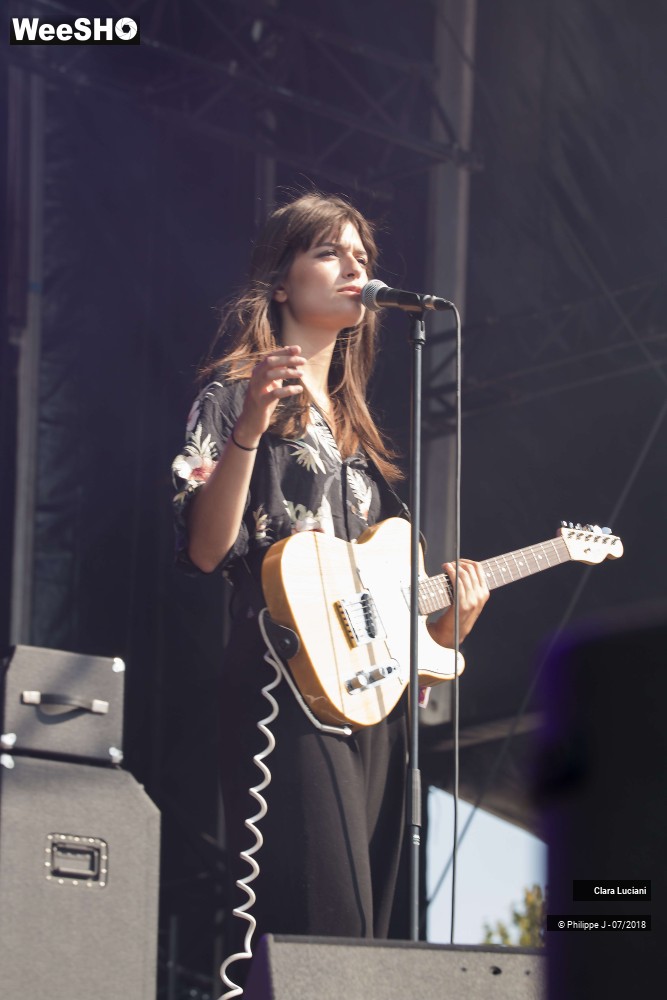 6/10 photos du spectacle Clara Luciani