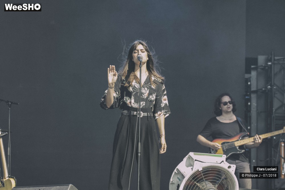 7/10 photos du spectacle Clara Luciani