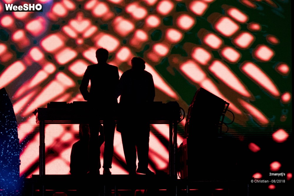 14/18 photos du spectacle 2manydj's