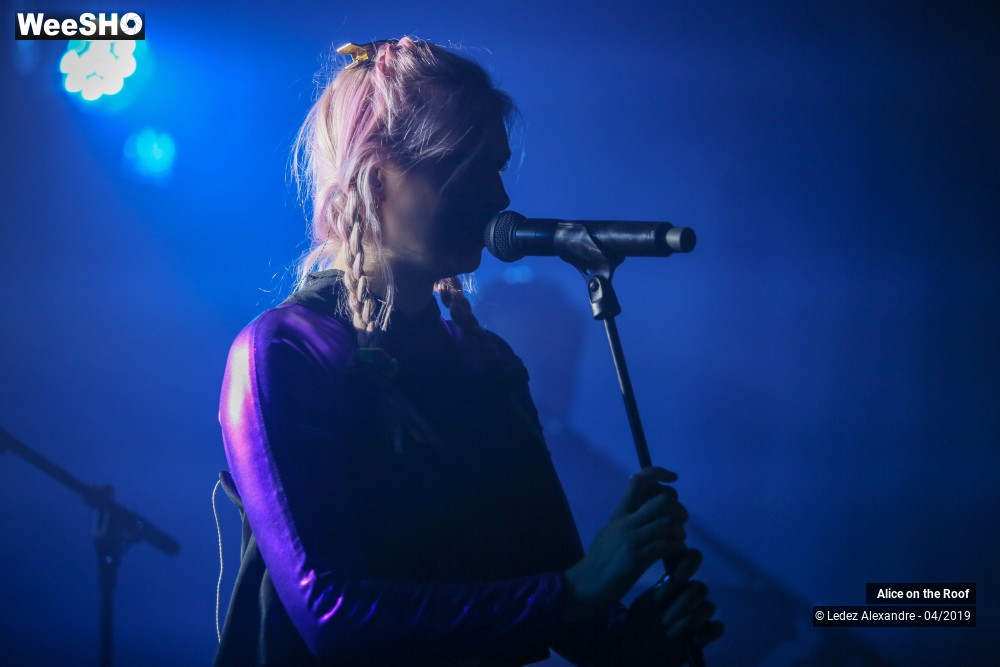 16/17 photos du spectacle Alice on the roof 