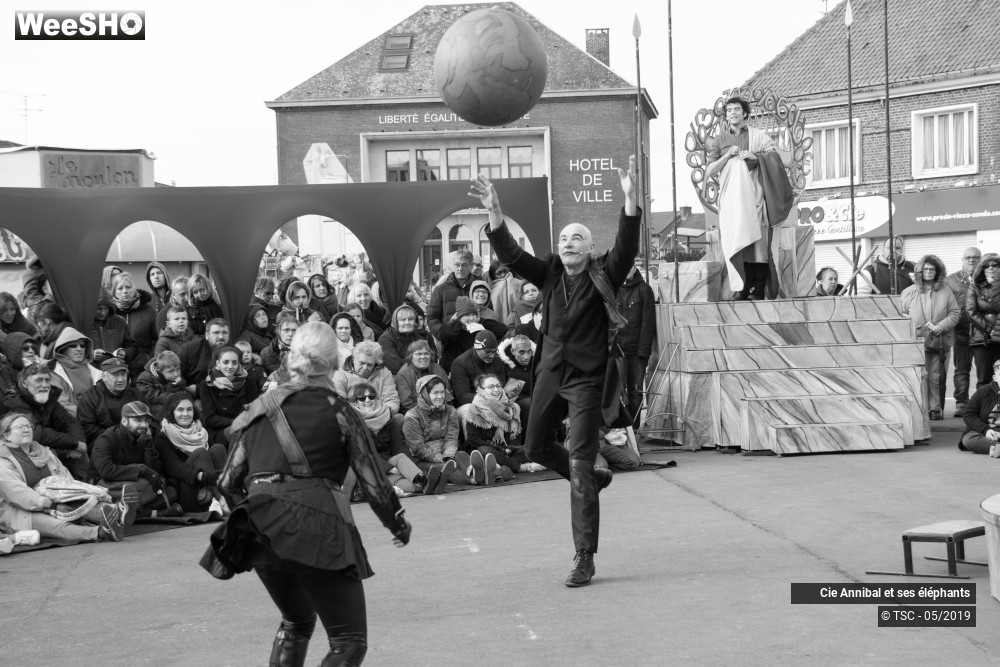 23/28 photos du spectacle Les Grand Cirque des Sondages