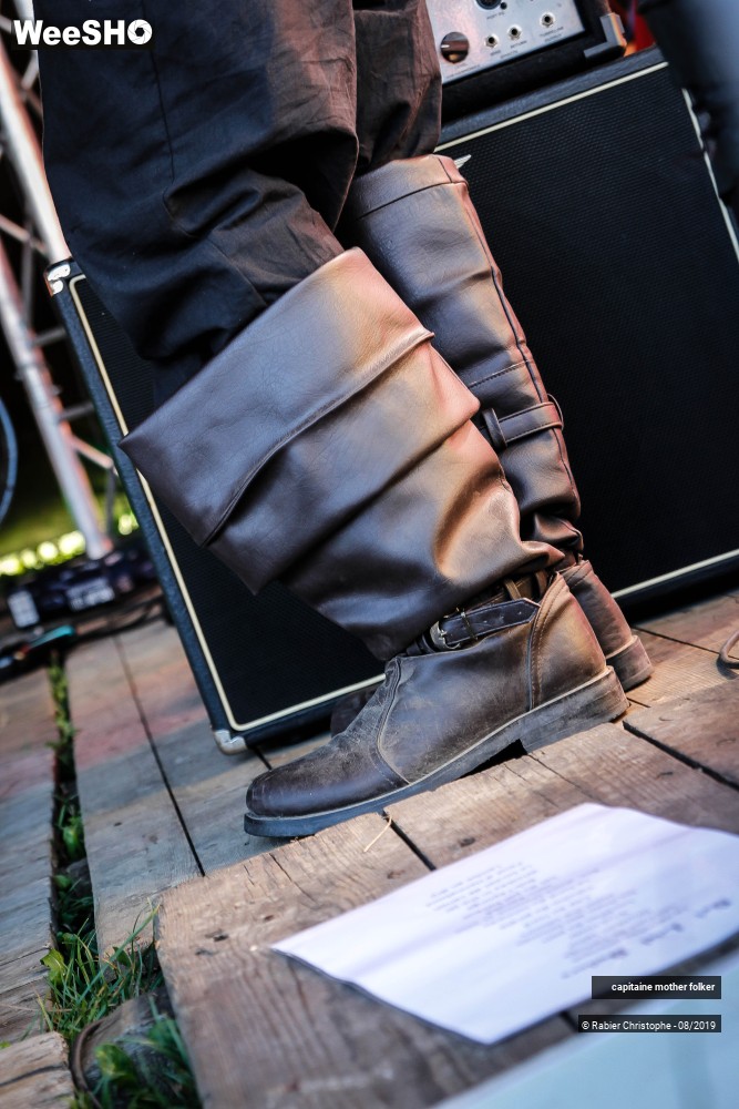 9/46 photos du spectacle capitaine mother folker