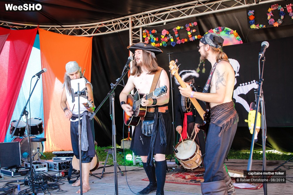 20/46 photos du spectacle capitaine mother folker