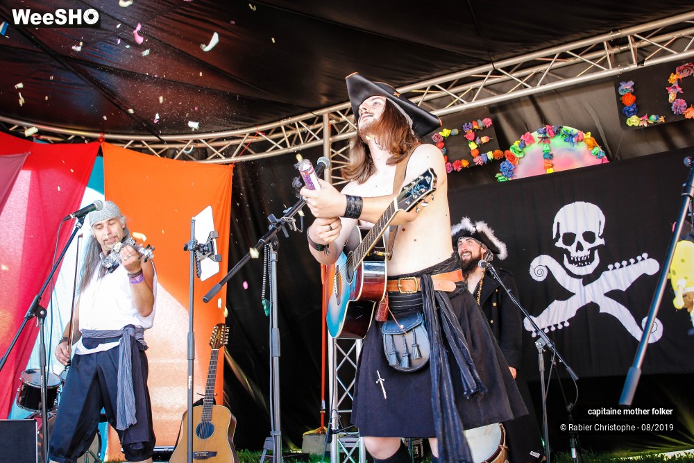 34/46 photos du spectacle capitaine mother folker