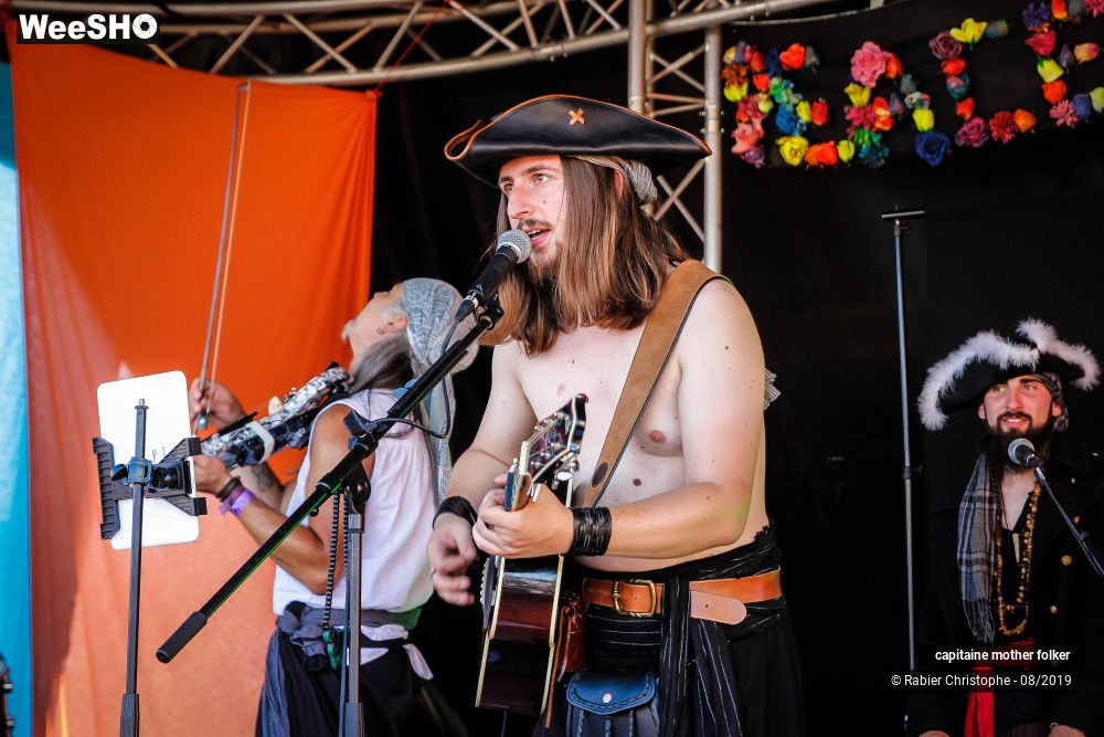 38/46 photos du spectacle capitaine mother folker