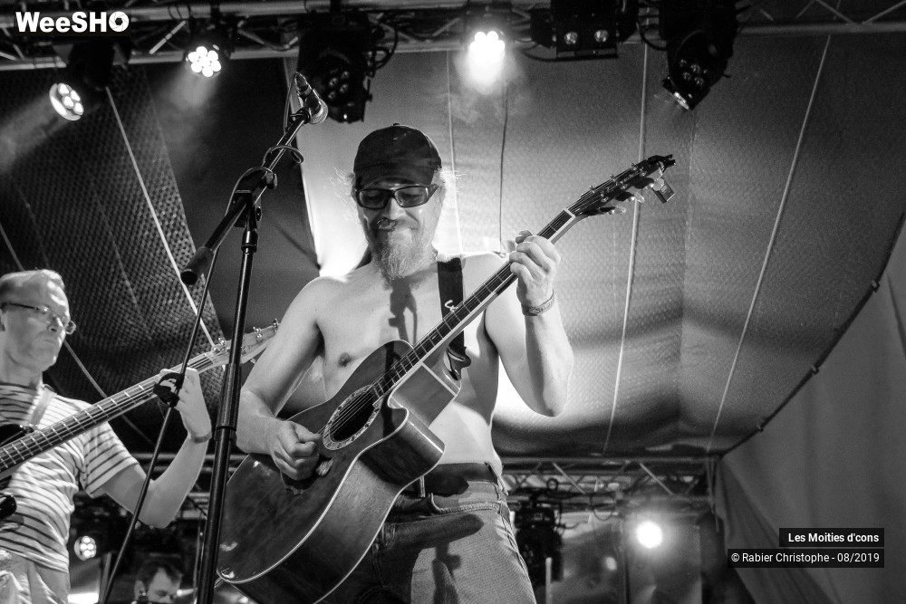 14/26 photos du spectacle Les Moities d'cons