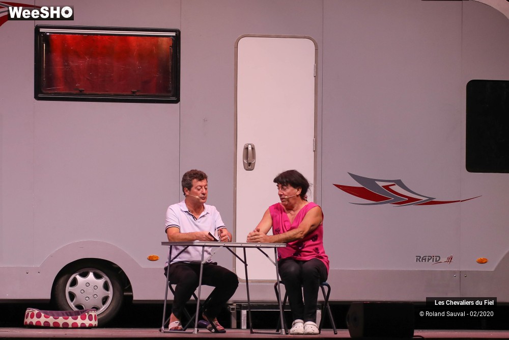 40/46 photos du spectacle Les chevaliers du fiel Camping-car forever
