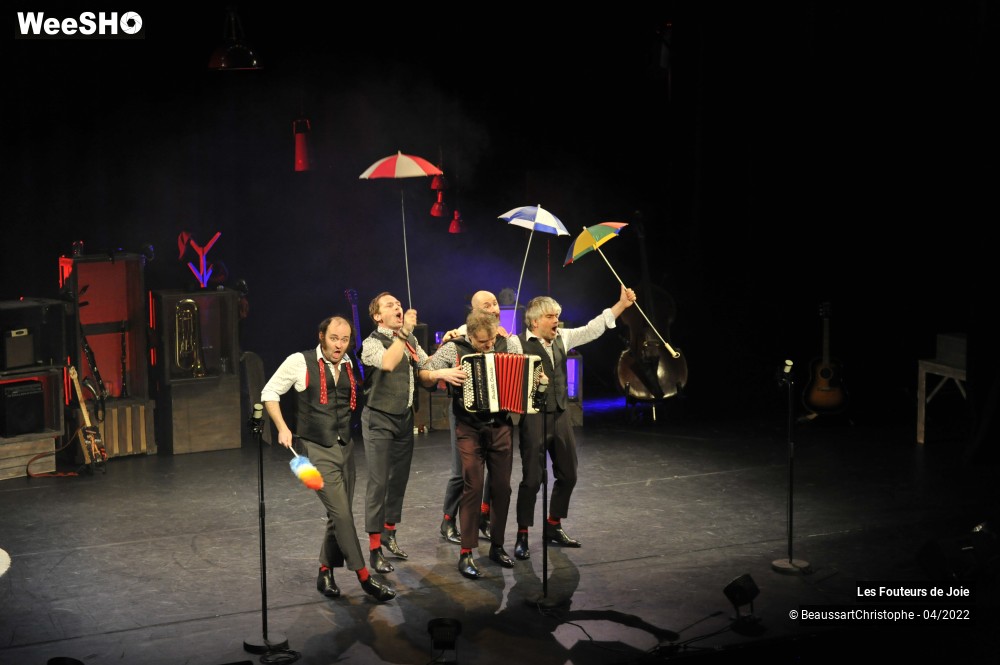 2/31 photos du spectacle Les Fouteurs de Joie