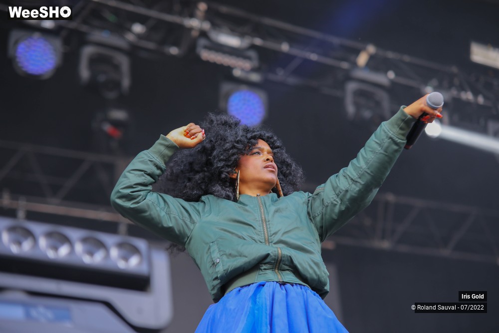 25/26 photos du spectacle Iris Gold