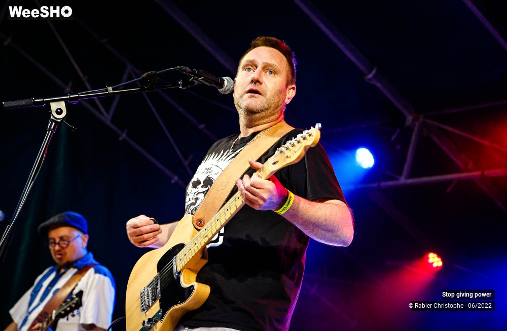 11/38 photos du spectacle Stop giving power