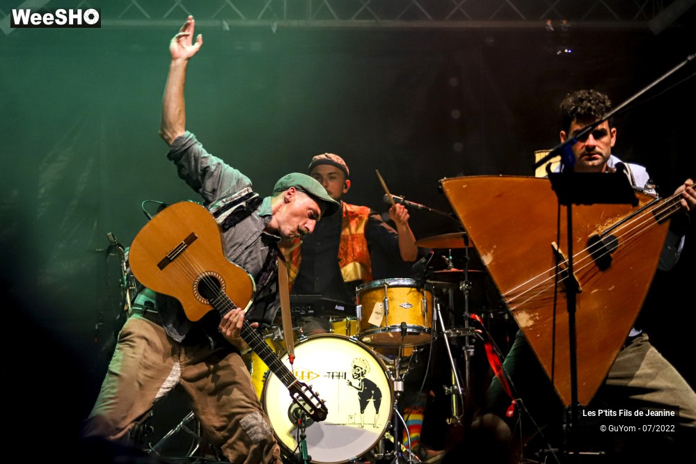 4/84 photos du spectacle Les P'tits Fils de Jeanine