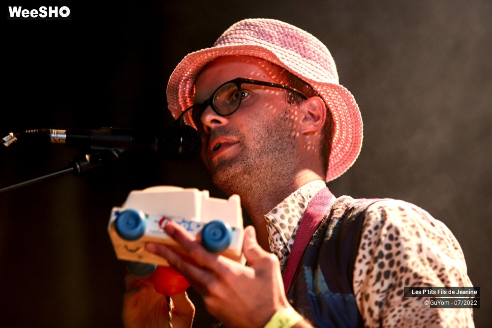 5/84 photos du spectacle Les P'tits Fils de Jeanine