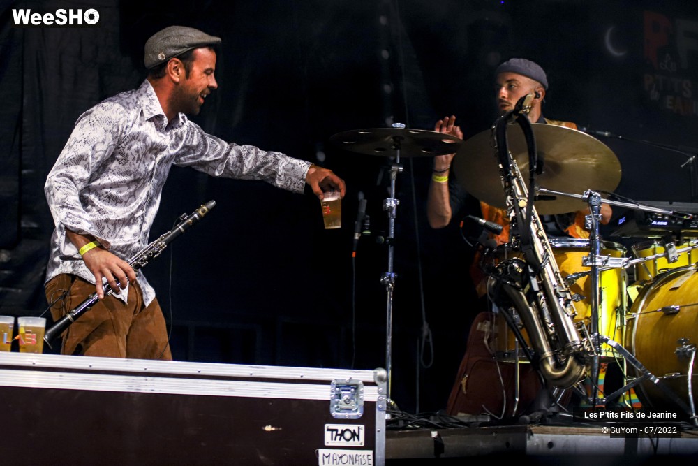 24/84 photos du spectacle Les P'tits Fils de Jeanine