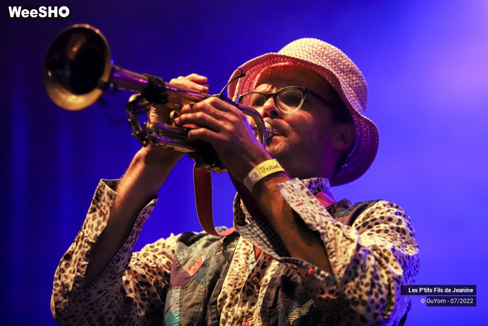 27/84 photos du spectacle Les P'tits Fils de Jeanine