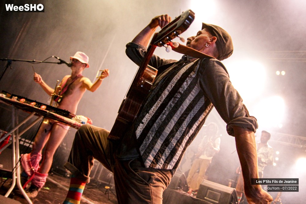 77/84 photos du spectacle Les P'tits Fils de Jeanine