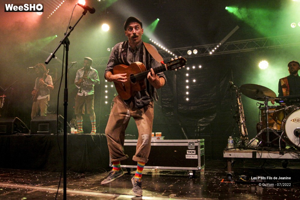 81/84 photos du spectacle Les P'tits Fils de Jeanine