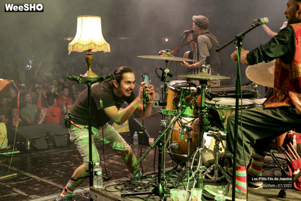 82/84 photos du spectacle Les P'tits Fils de Jeanine