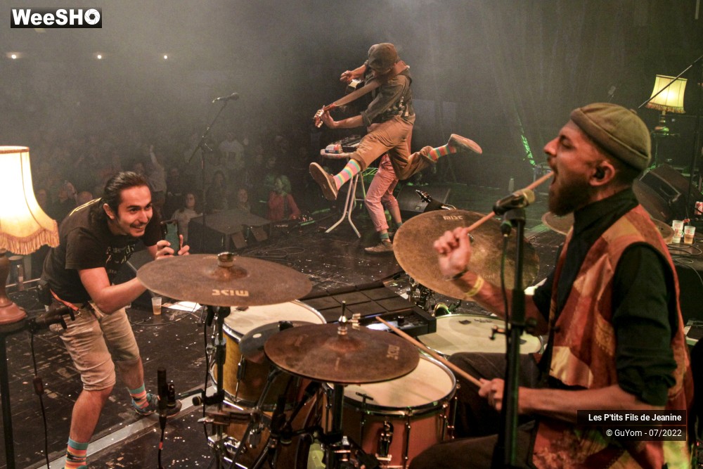 83/84 photos du spectacle Les P'tits Fils de Jeanine