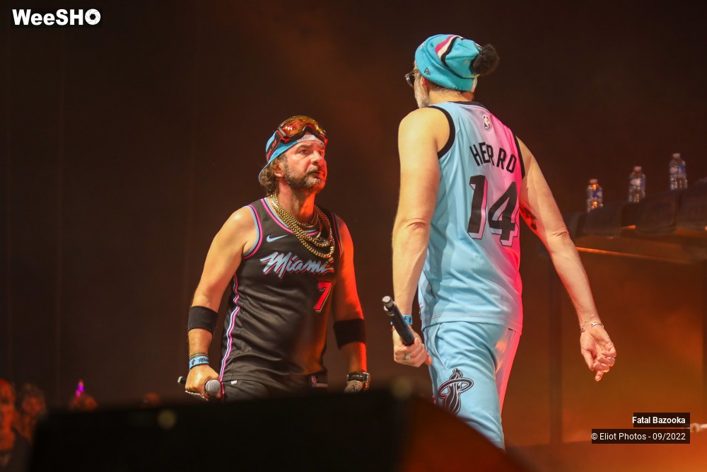 55/89 photos du spectacle Fatal Bazooka