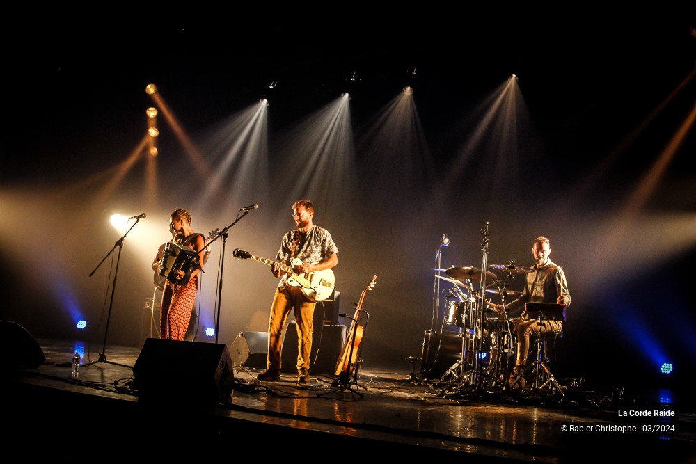 30/44 photos du spectacle La Corde Raide