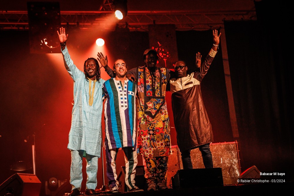 27/27 photos du spectacle Babacar Mbaye
