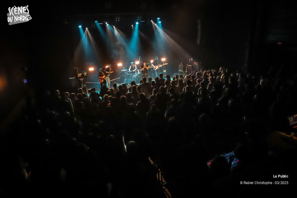16/17 photos du spectacle Ambiance au festival A Travers Chants 2025