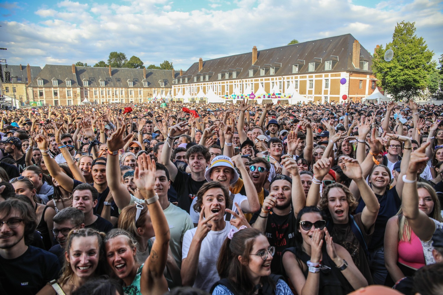 Ambiance j2 Main Square 2022